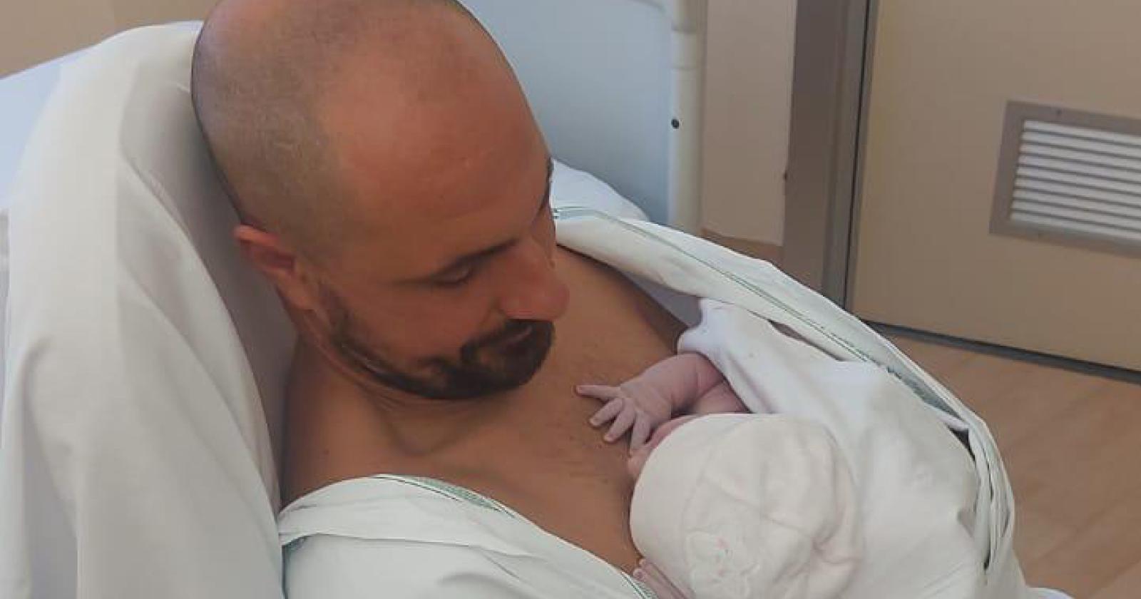 Anche papà pelle a pelle con la neonata