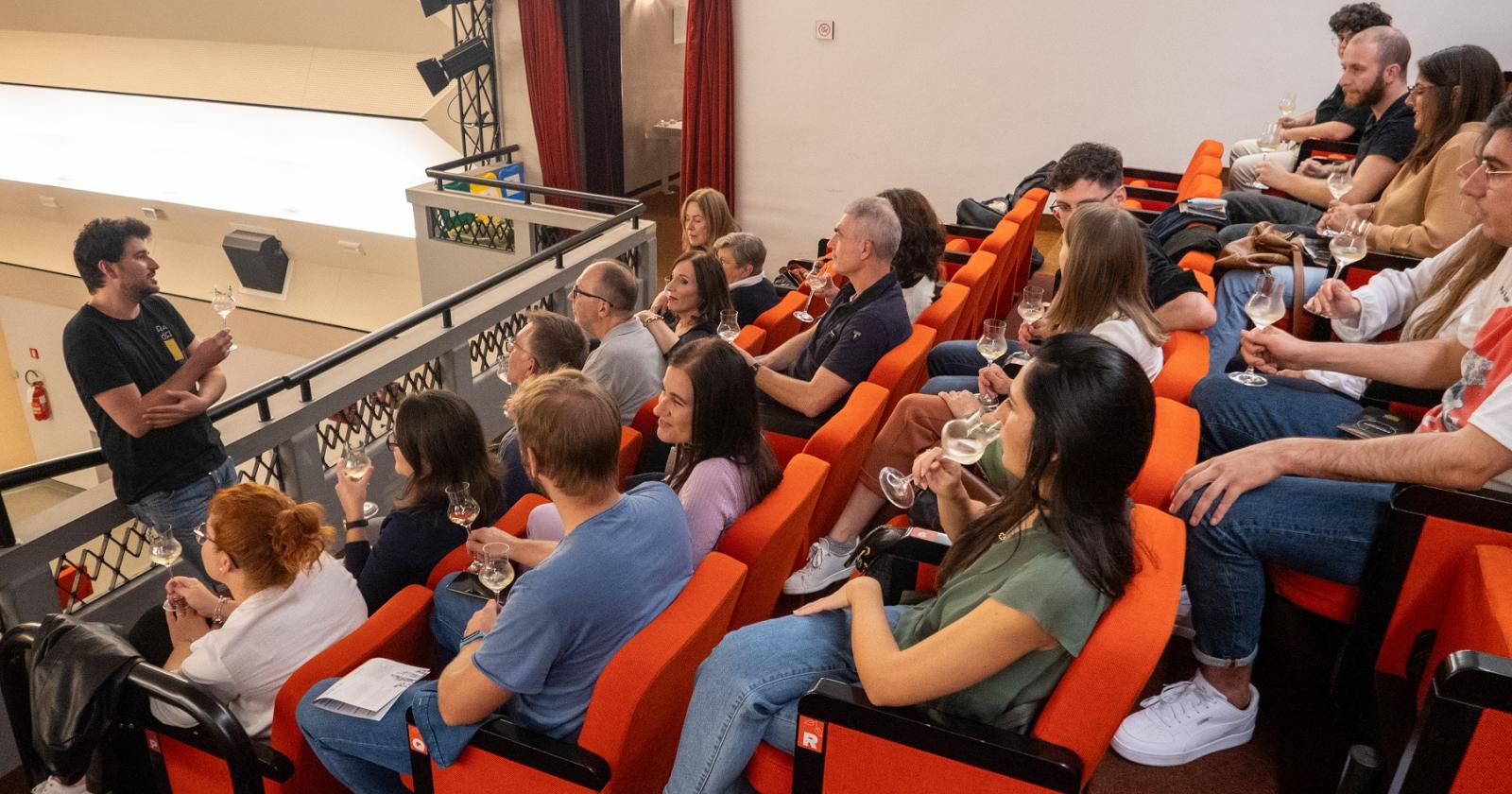 Qui i film non si vedono solo, si annusano e bevono anche