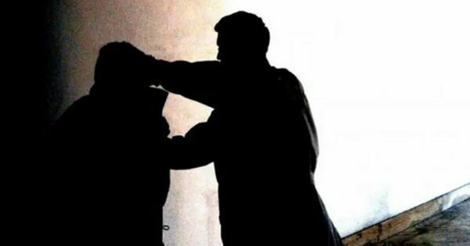 Il prof rimprovera il ragazzo: presto a testate dal padre, è ferito