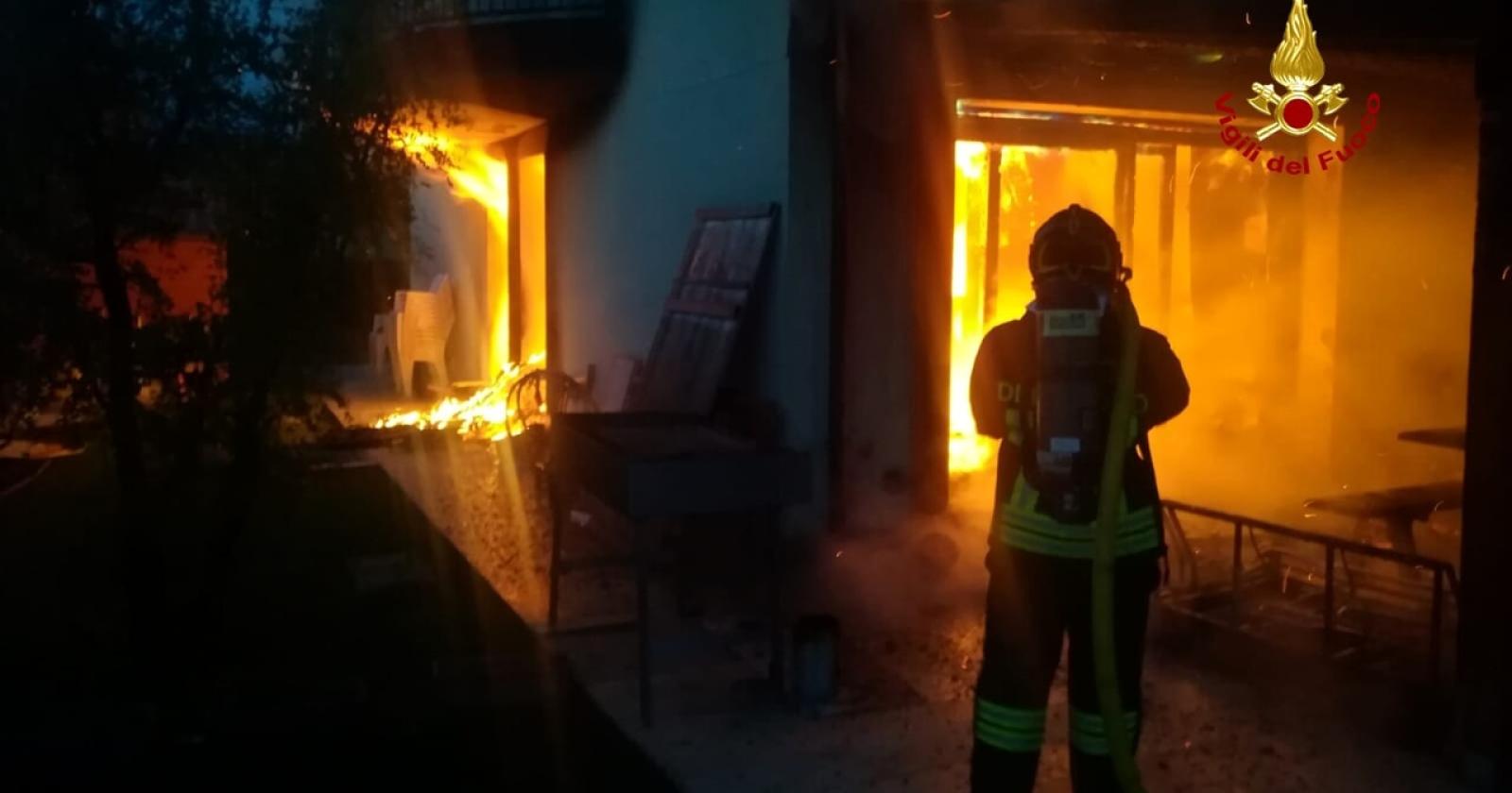 Fiamme e famiglia sfollata