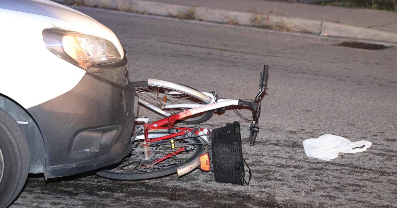 Schianto auto - bici, ciclista in fin di vita