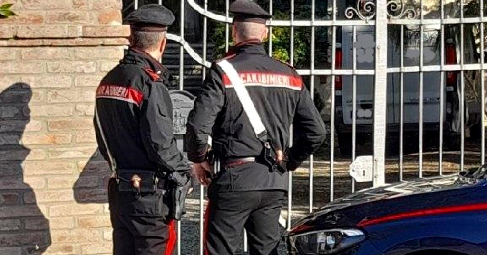Perseguita la madre, sfonda la finestra e le entra in casa