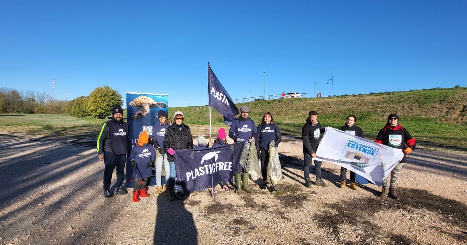 I volontari di Plastic Free rimuovono 300 chilogrammi di rifiuti