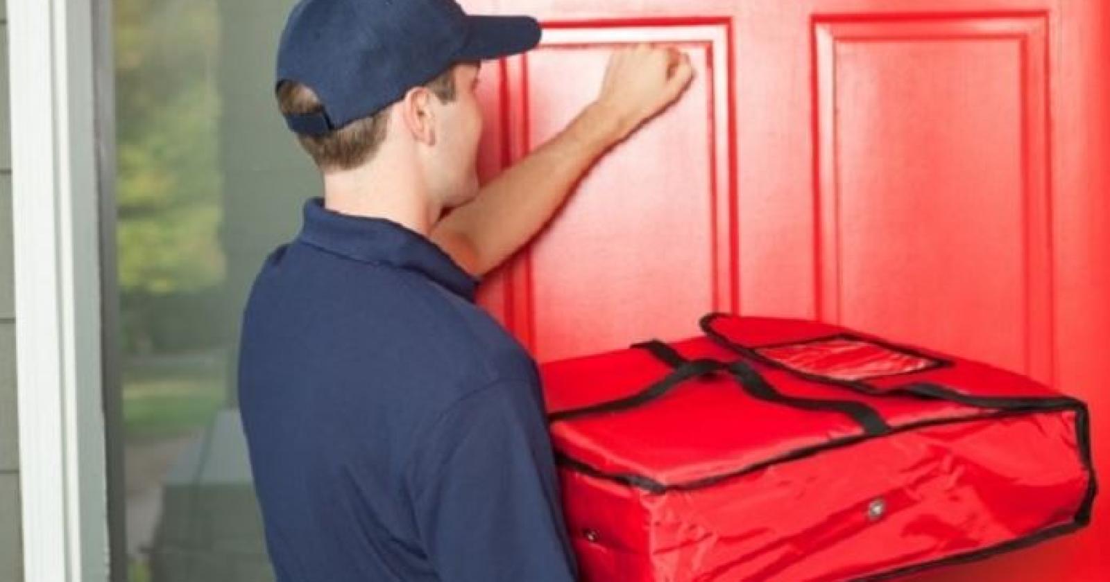 Apre la porta al fattorino, si ritrova il collega che era in malattia