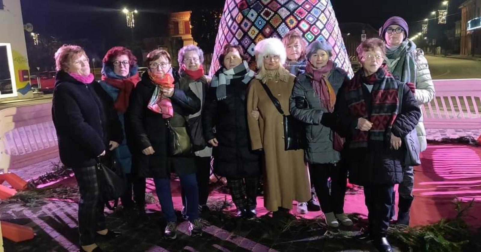 L'albero all'uncinetto illumina la piazza di Castelmassa