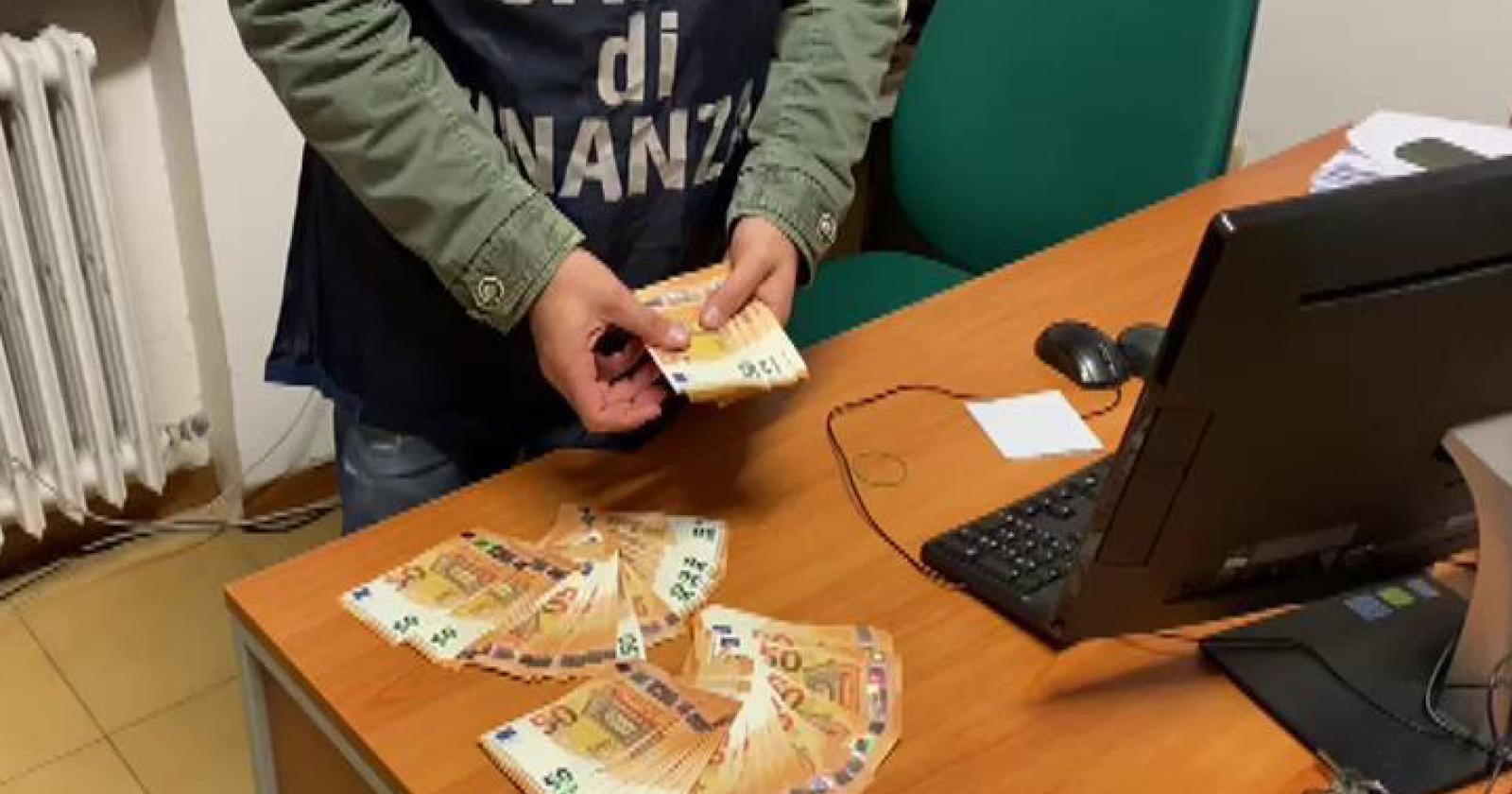 14 ore al giorno al lavoro, senza riposo dormendo nel capannone