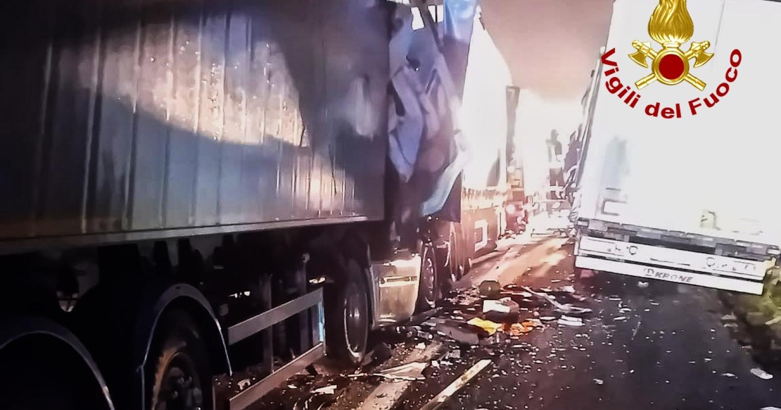 Inferno in A4, schianto tra 5 camion, un morto