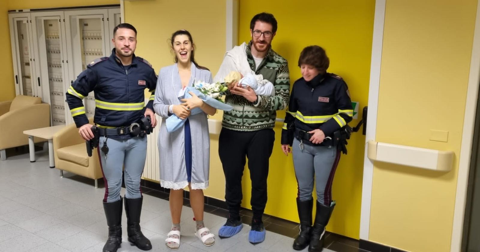 Deve partorire ma è bloccata nel traffico, la scorta la Stradale