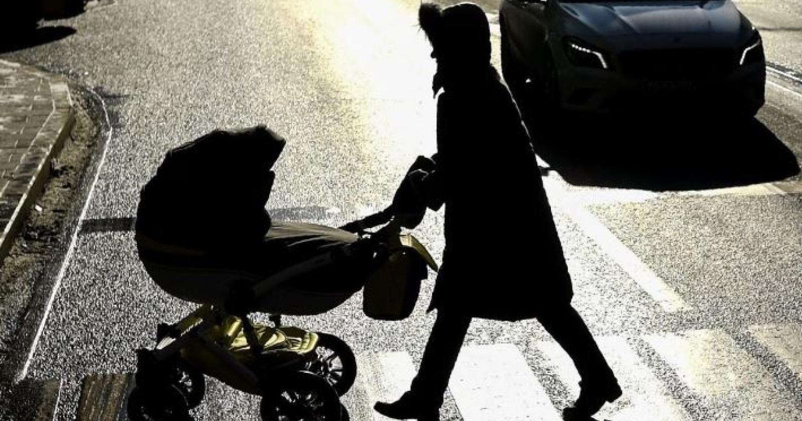 Investe il passeggino e scappa