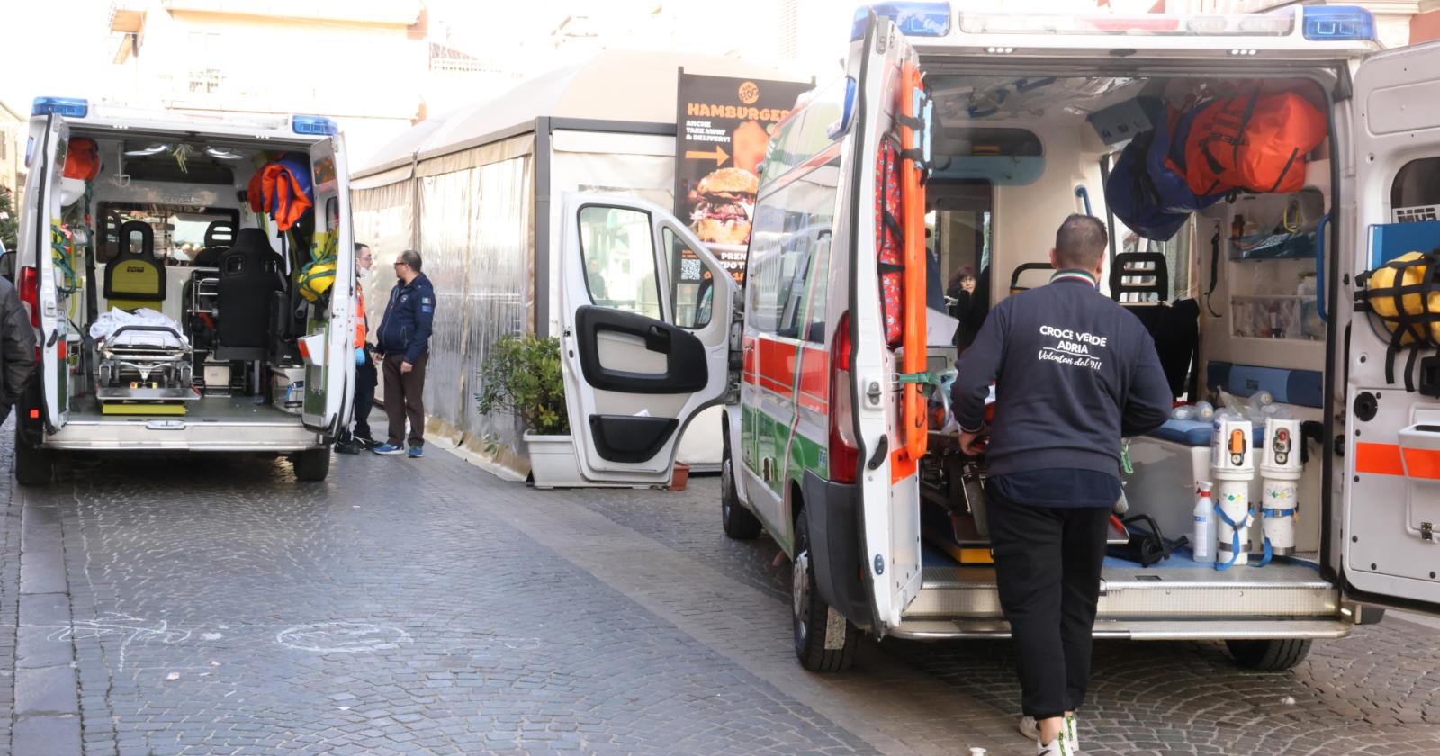 Orrore in centro: schiacciata da una ambulanza