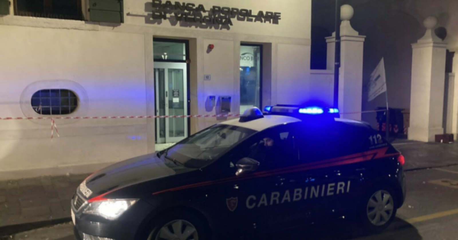 Assalto al bancomat, i ladri scappano col bottino