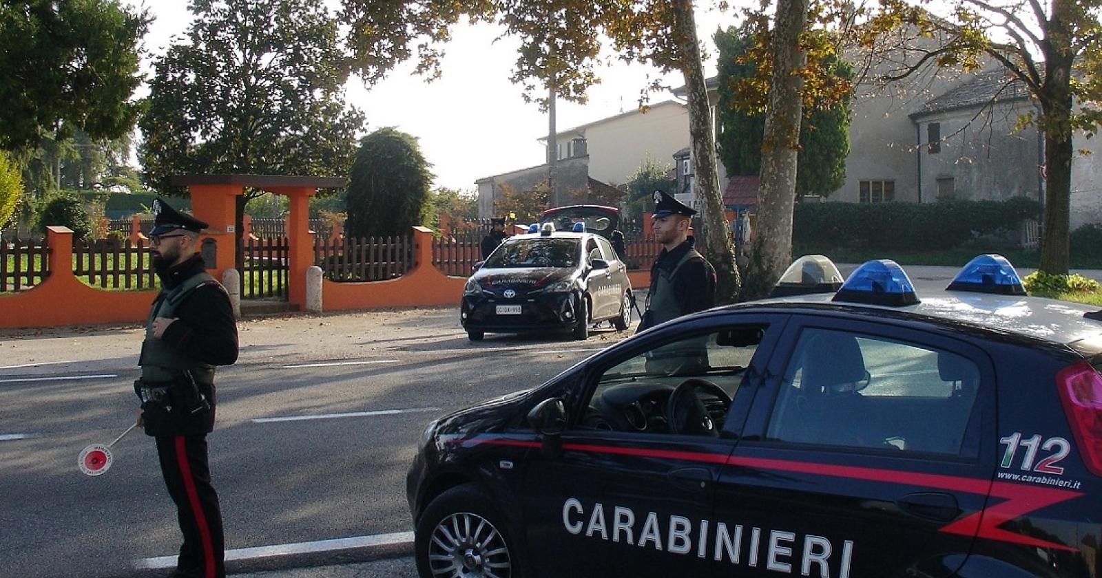 Perseguita marito e figli, arrestata