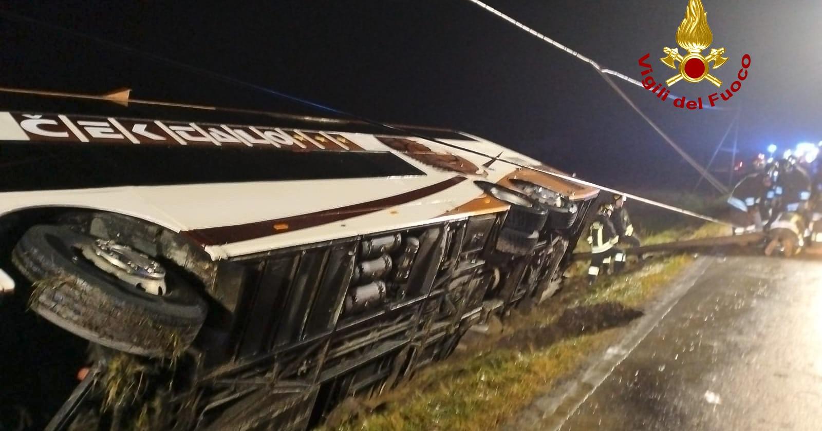 Pullman si capotta, 30 feriti
