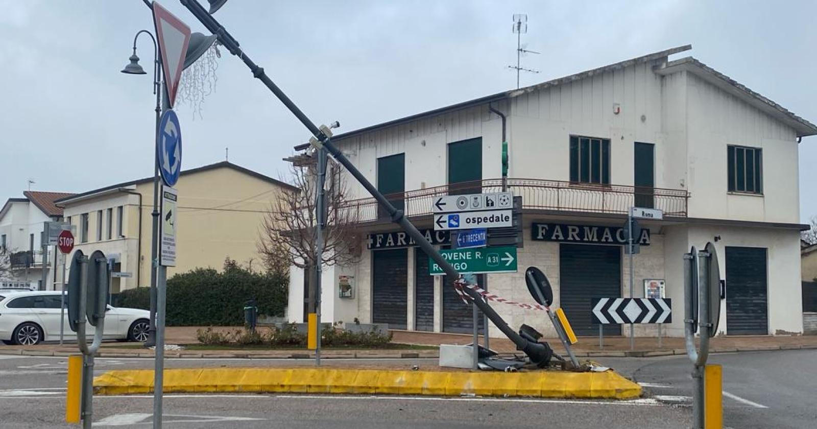 Capodanno col botto: schianto contro il palo