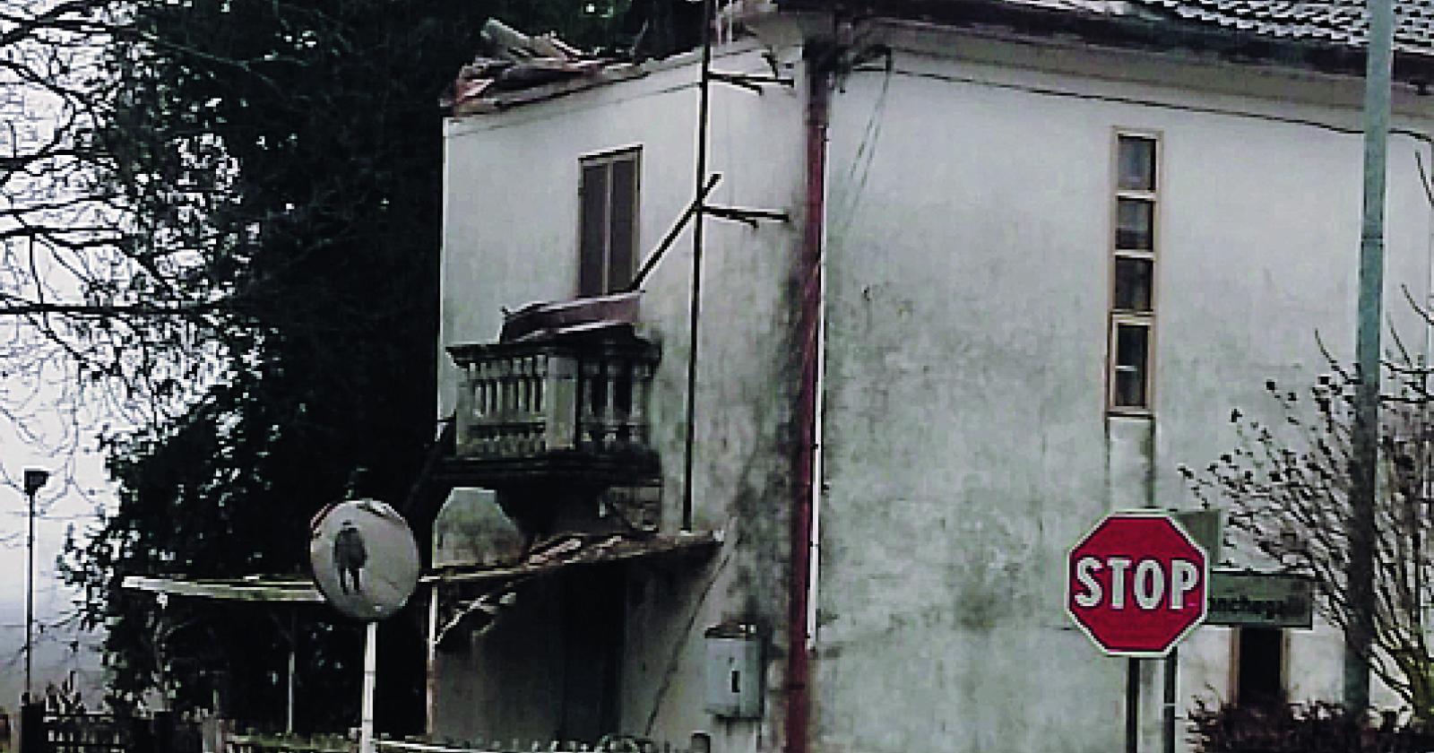 Crolla il tetto di una casa abbandonata