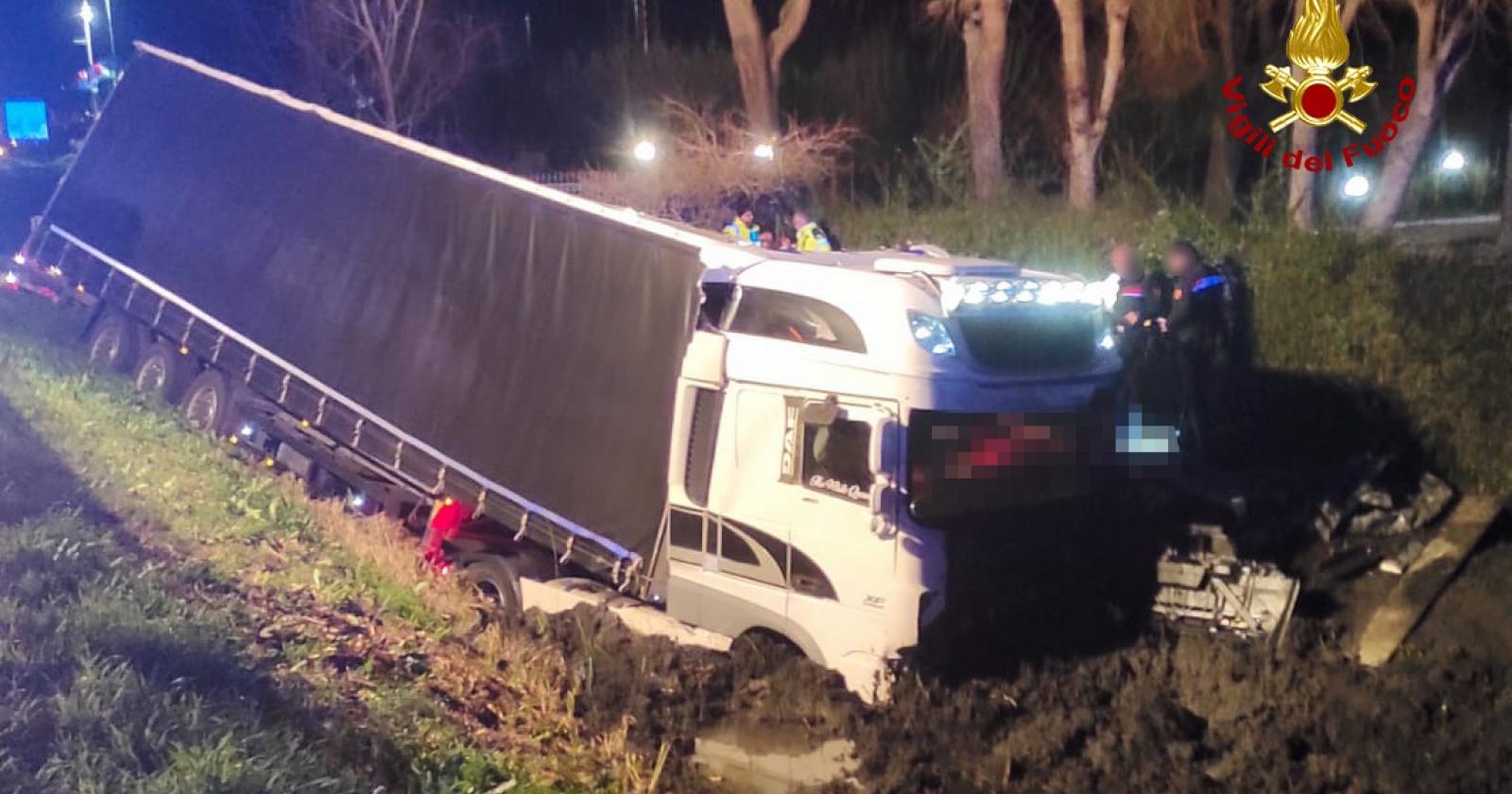 Esce di strada, trafitto e ucciso da un palo