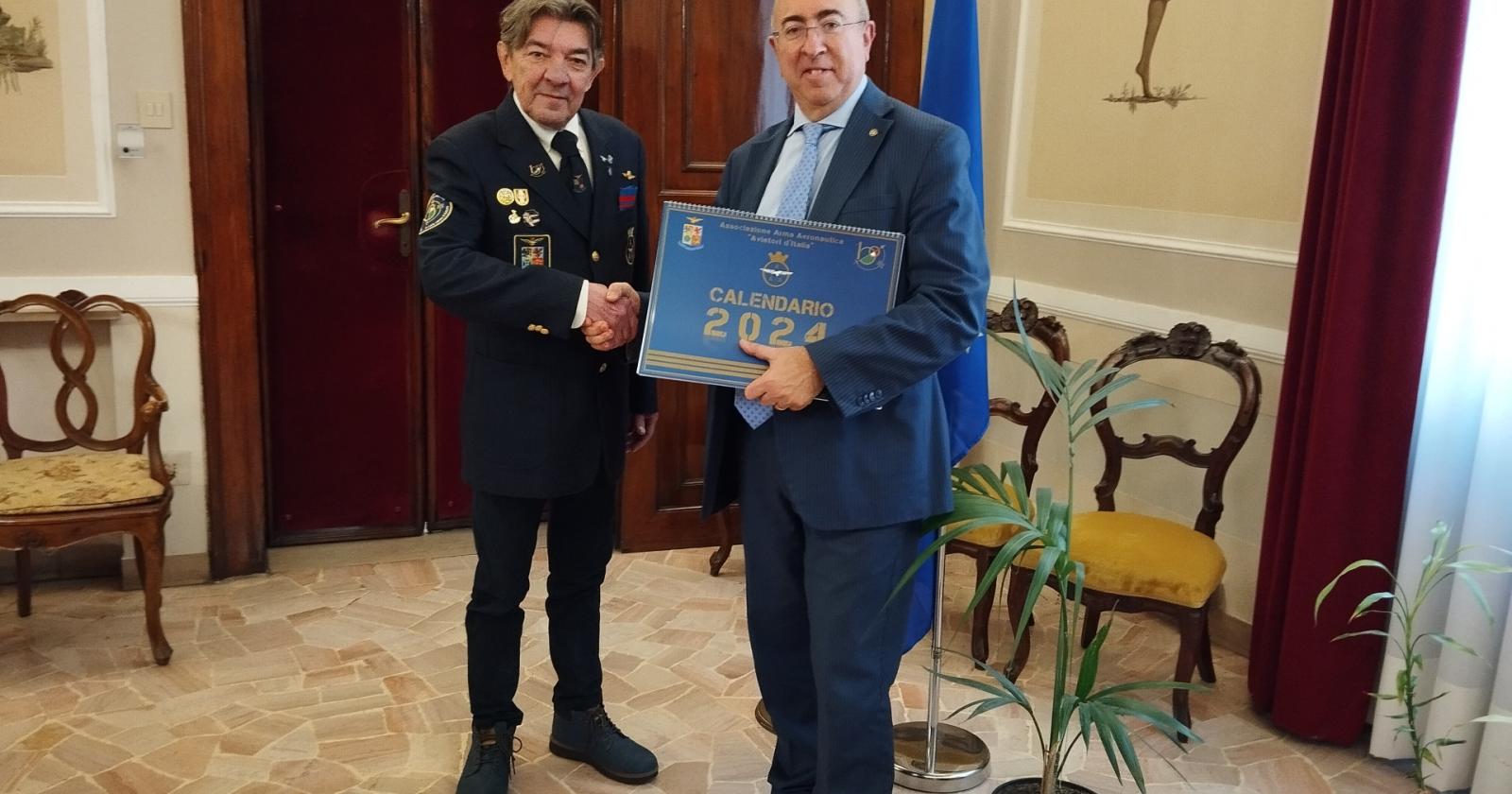 Il Prefetto accoglie il presidente dell'associazione arma Aeronautica Militare
