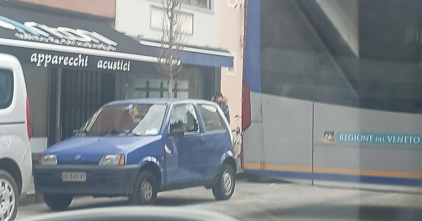 Sbaglia manovra, in frantumi un'auto