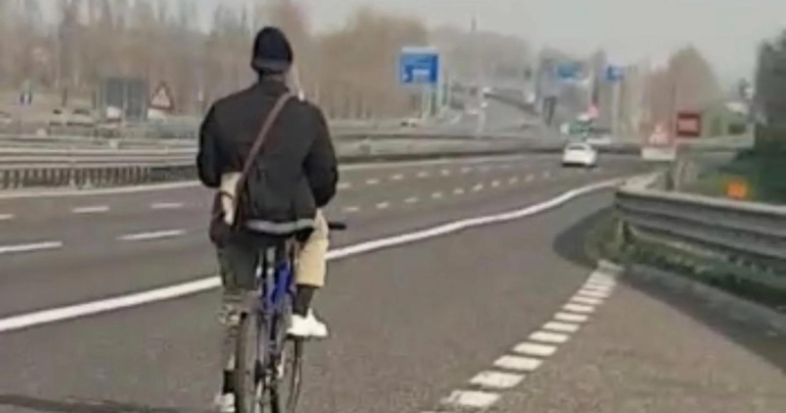 In bici in autostrada: fermato e salvato