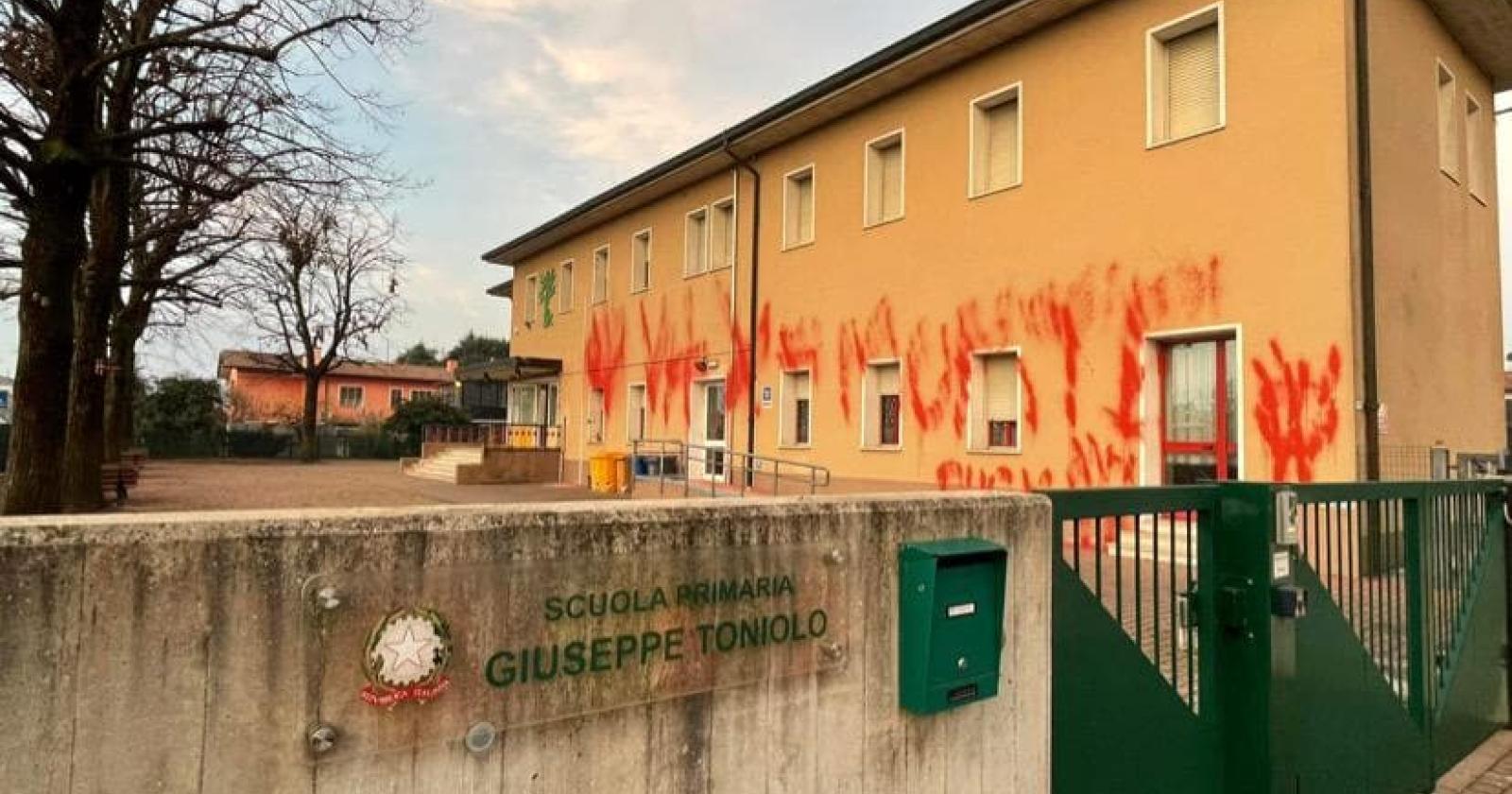 No vax all'assalto della scuola: imbrattamento e danni