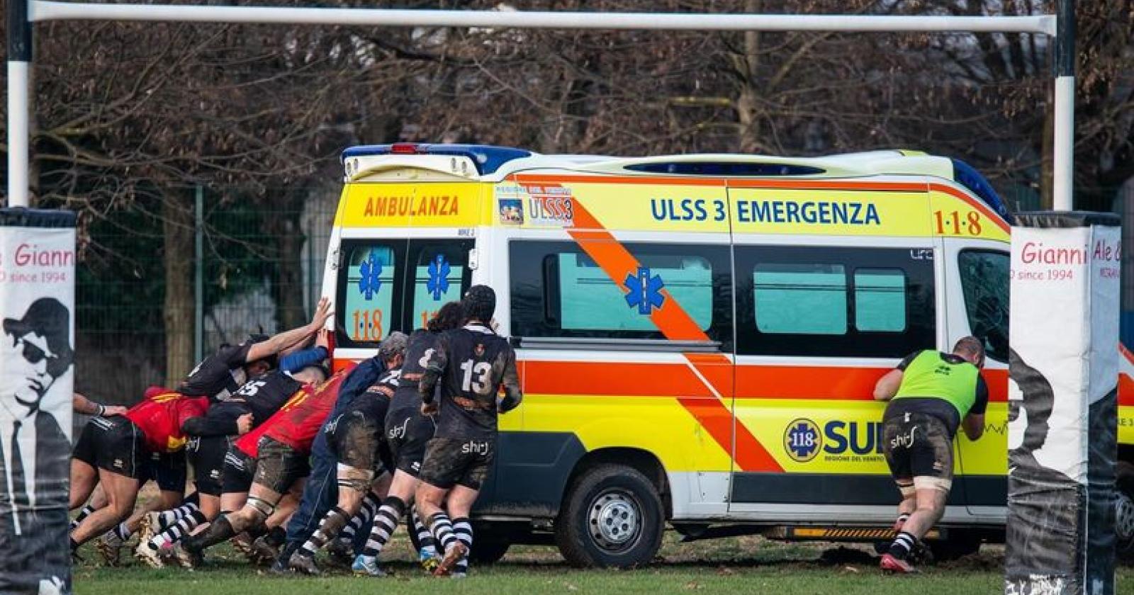 Tutti in mischia per "salvare" l'ambulanza