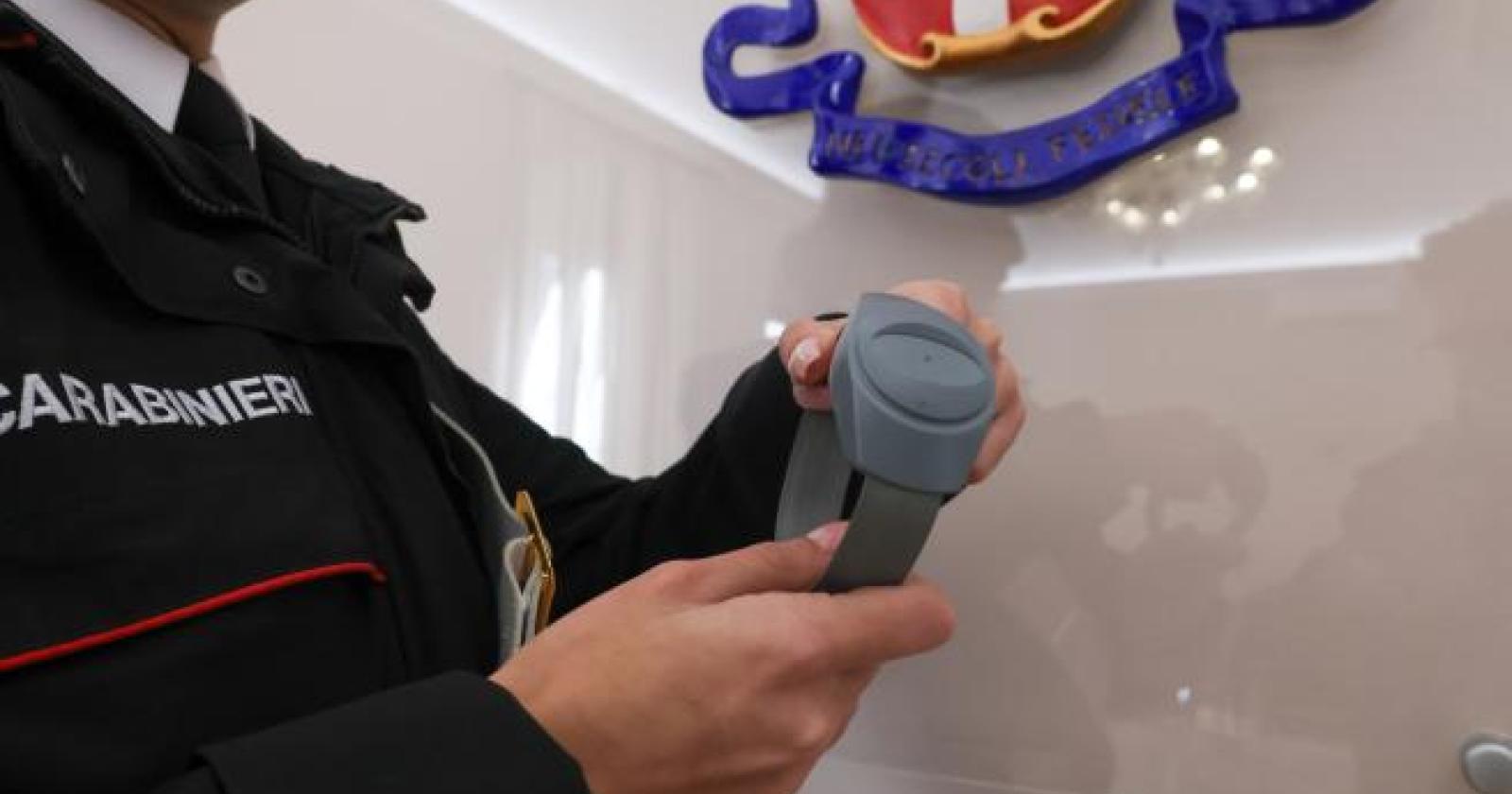 Lei lo lascia, lui diffonde i video hard: arresto e braccialetto elettronico