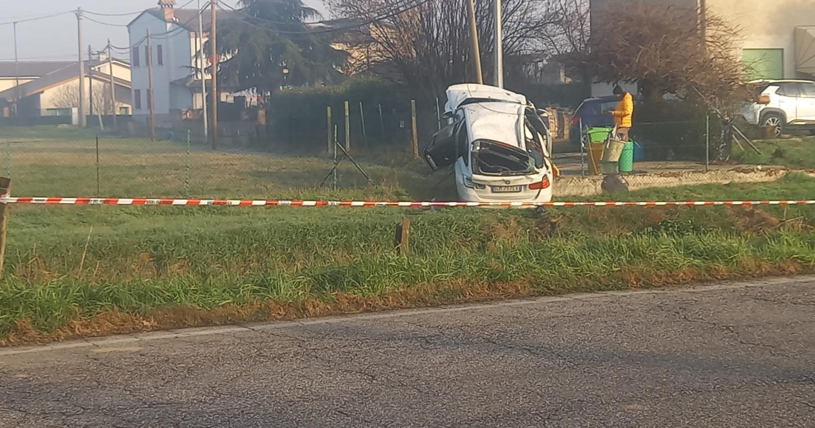 Auto "vola" sull'Adigetto e si pianta sull'altra sponda
