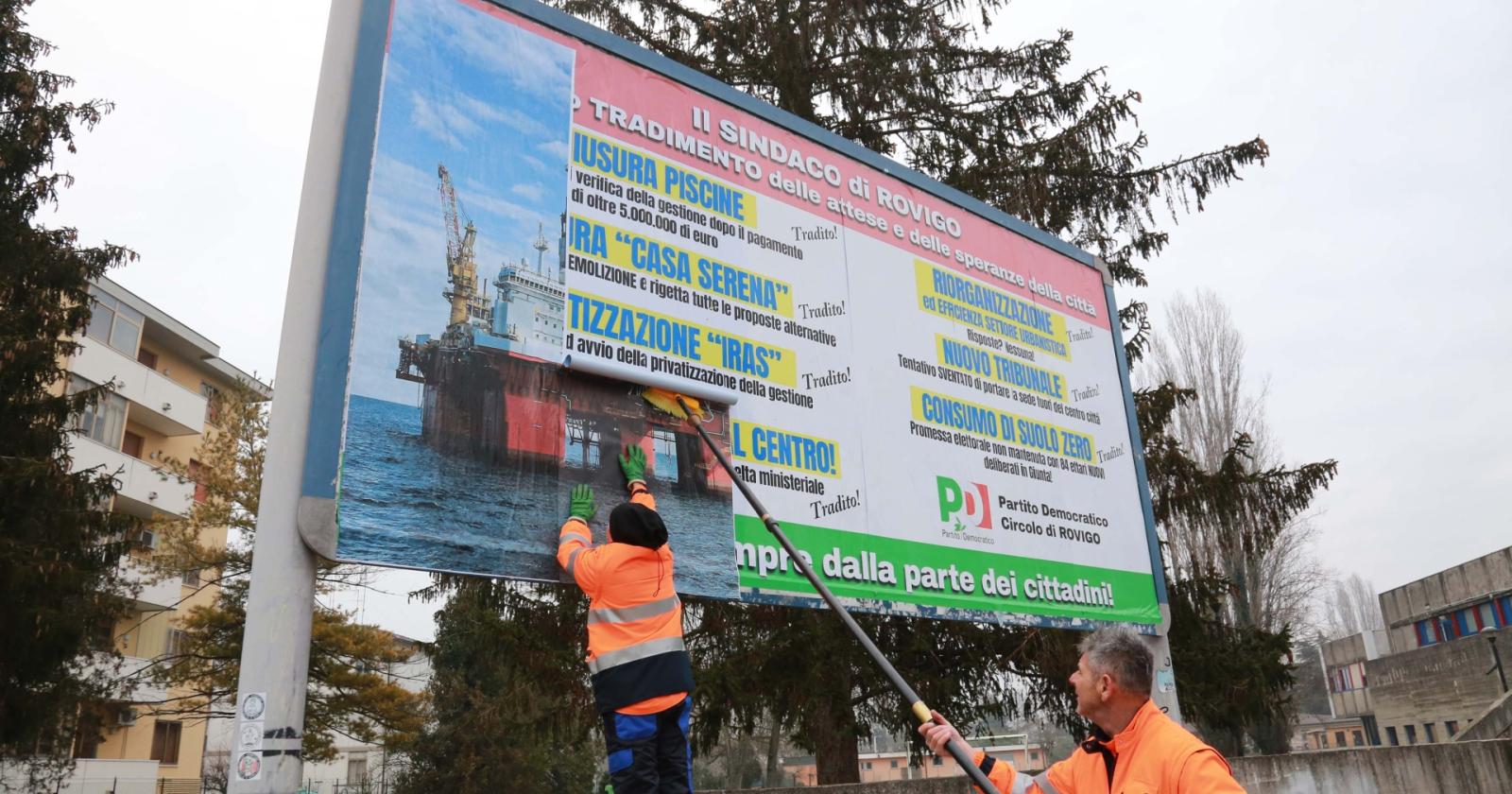 Il Pd copre i manifesti dello "scandalo"