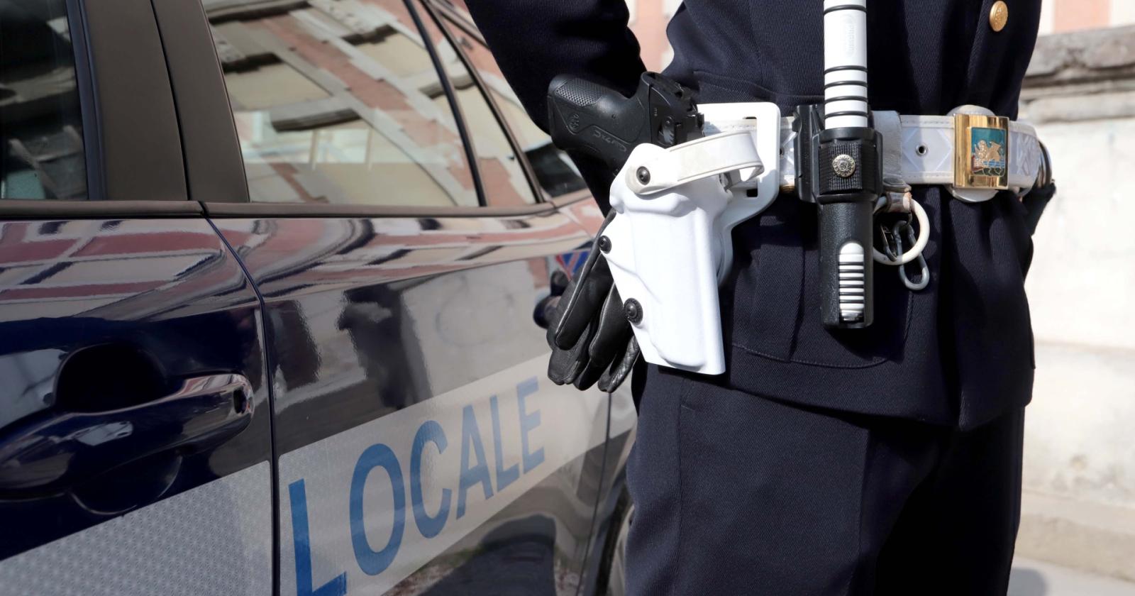 Entra al bar e strappa le mutande alla moglie