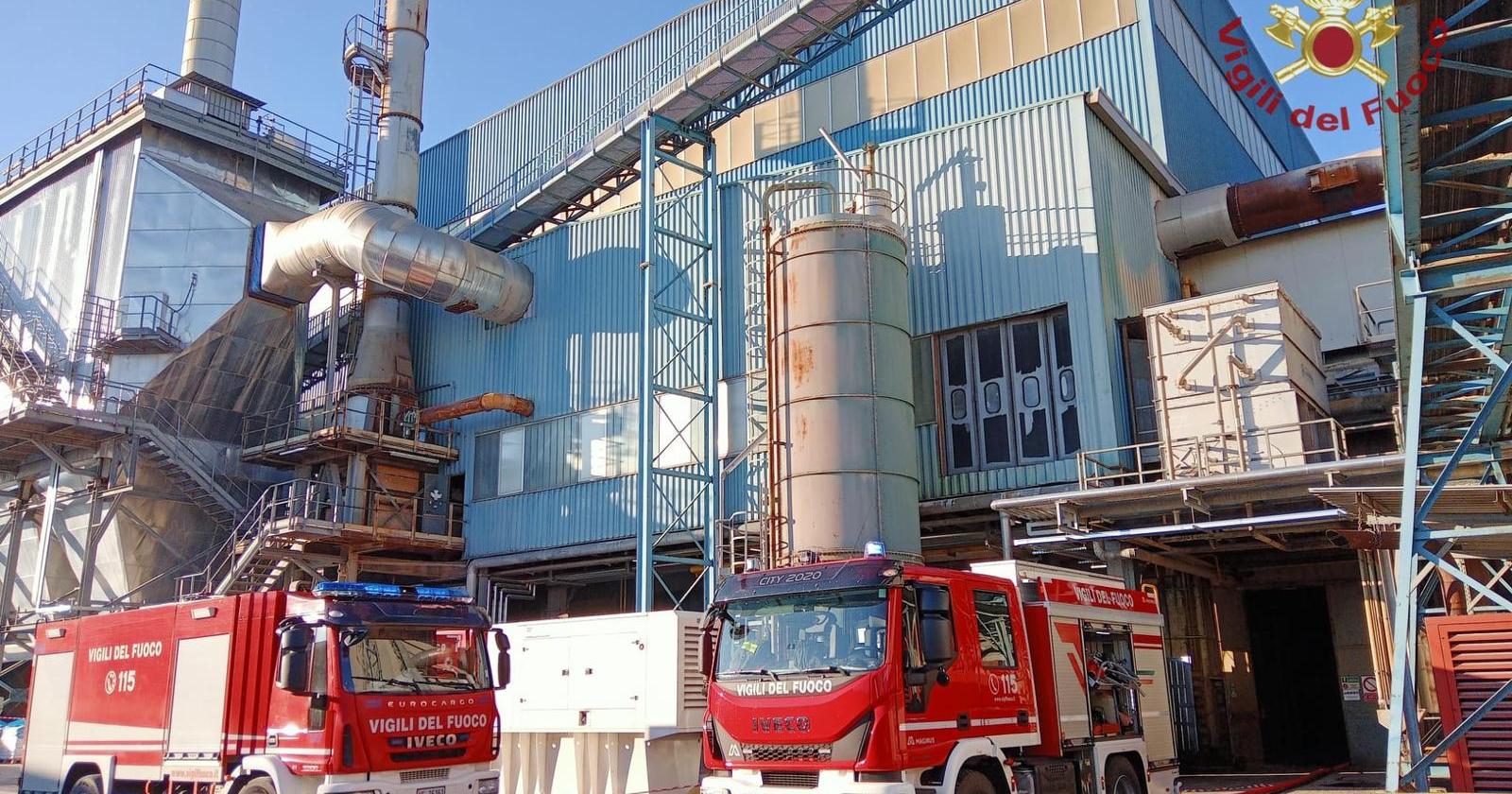 Colata di vetro fuso: arrivano i vigili del fuoco