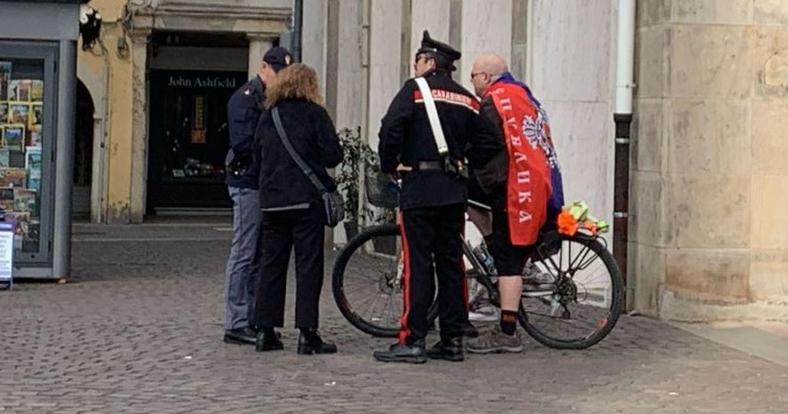 Con la bandiera del Donbass russo tra gli ucraini, tensione al sit-in in piazza