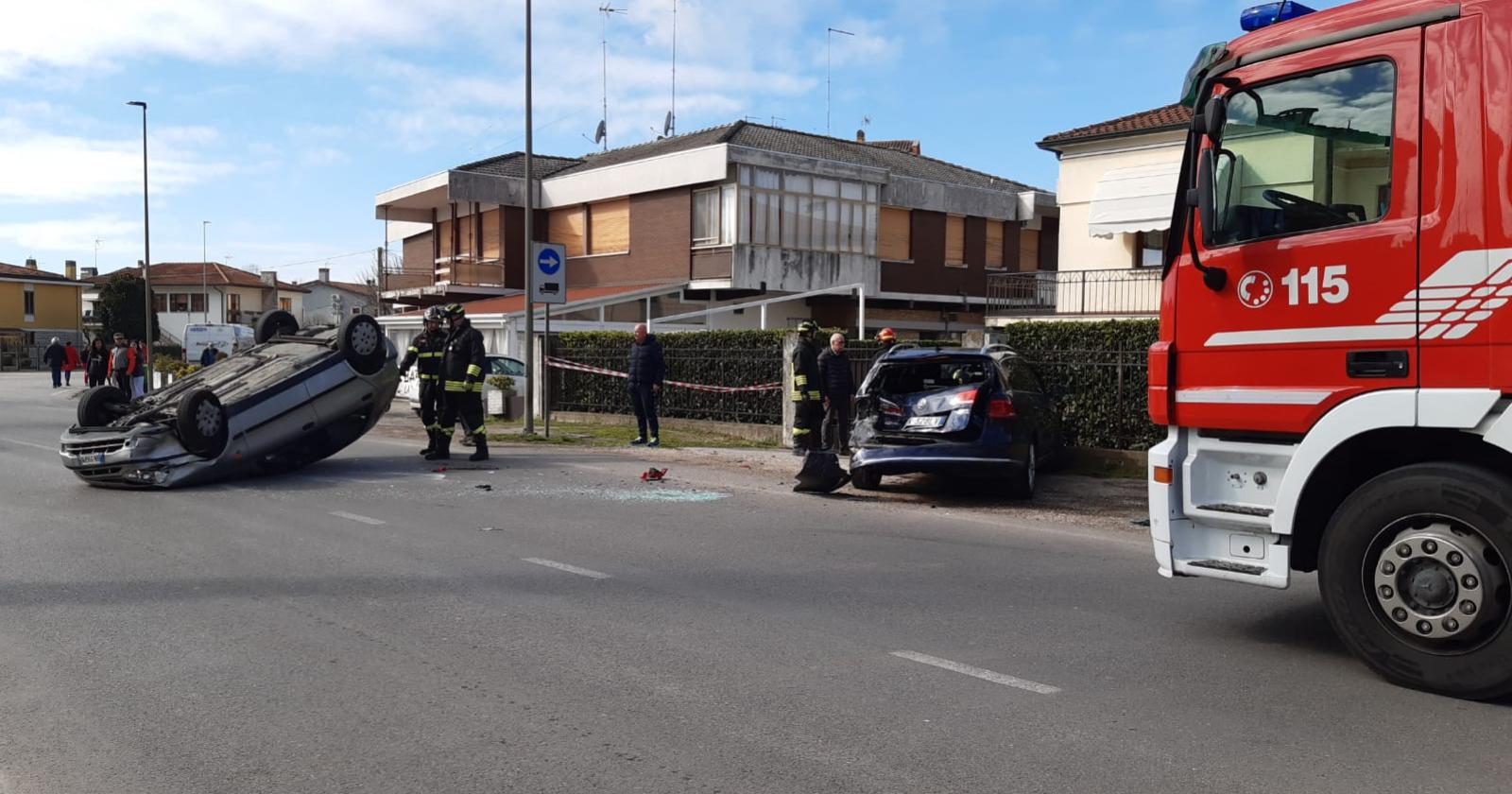 Schianto e carambola in città
