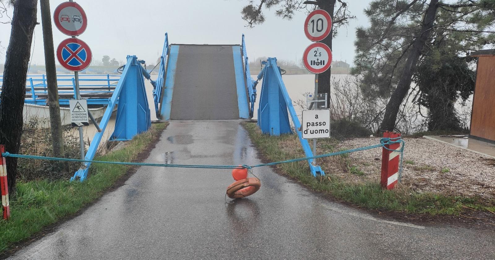 Piena del Po, chiude il ponte di barche