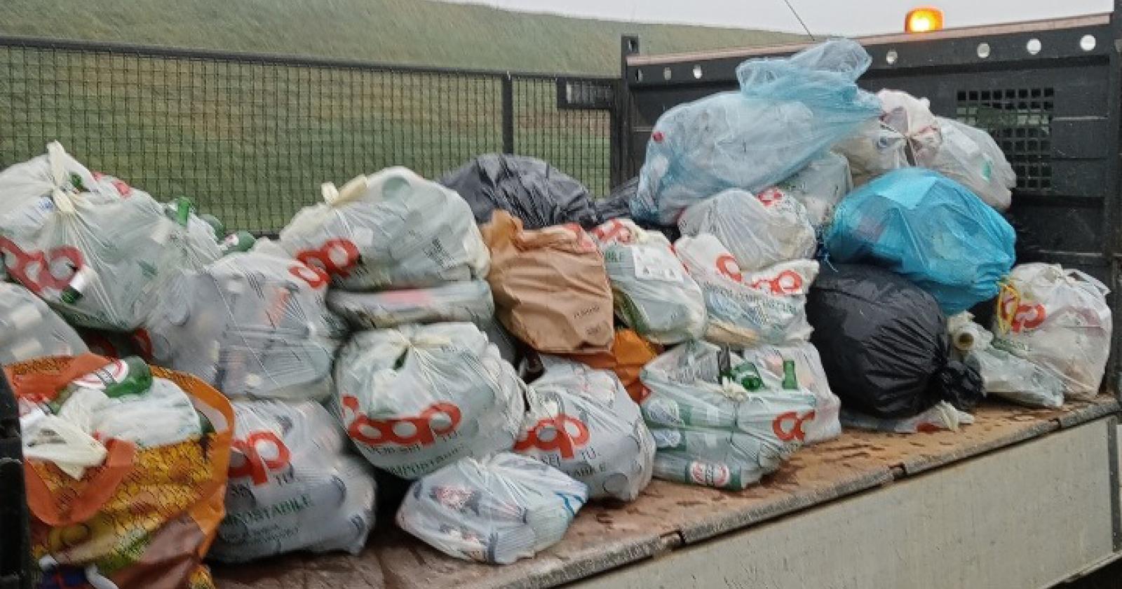 Trasforma l'argine in discarica: preso