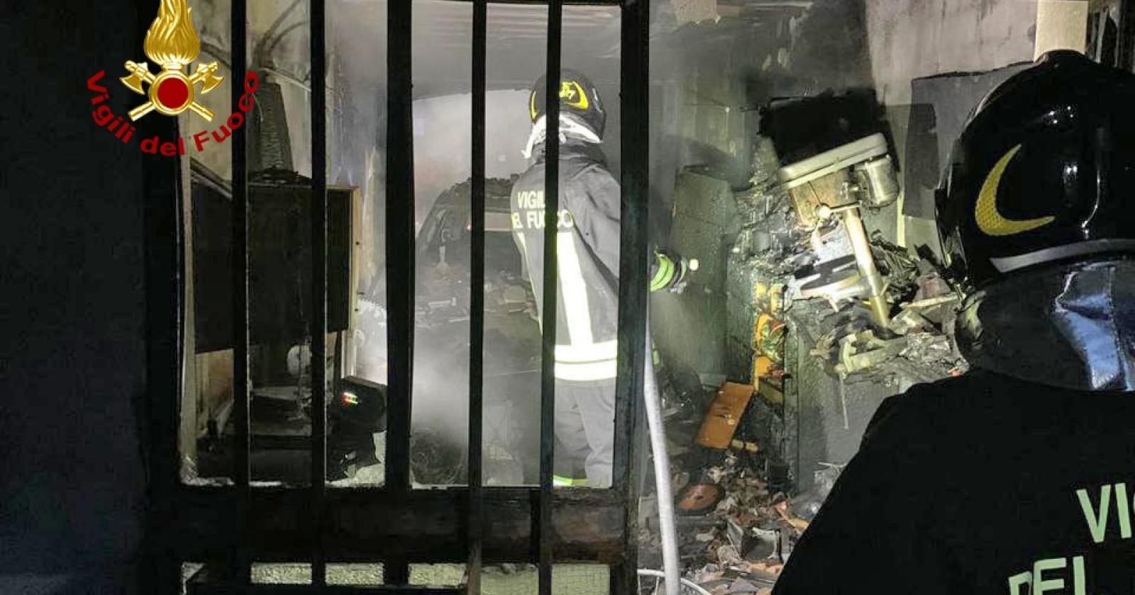 Esplode il garage, i pompieri salvano la villetta