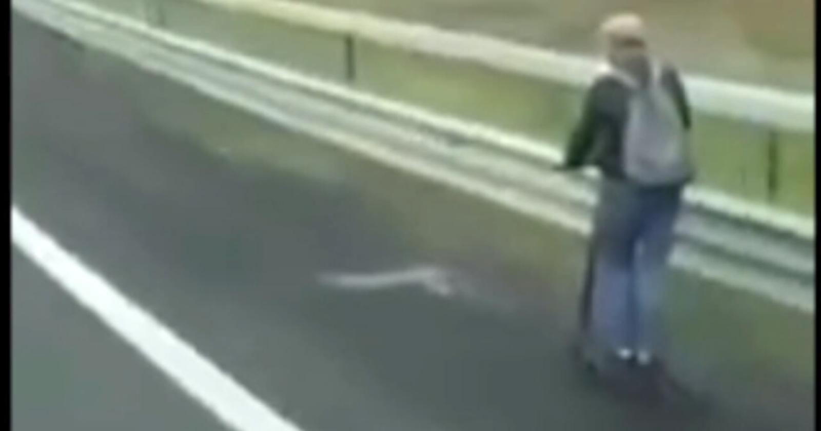 Un Audace Monopattinatore Sfida l'Autostrada: la Sicurezza Stradale sotto i Riflettori