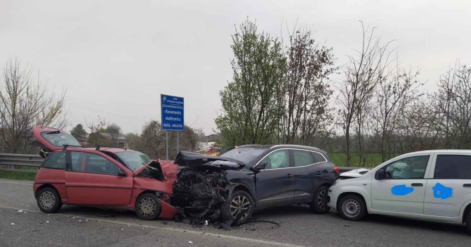 Triplo schianto, una vittima: chiusa la regionale 308