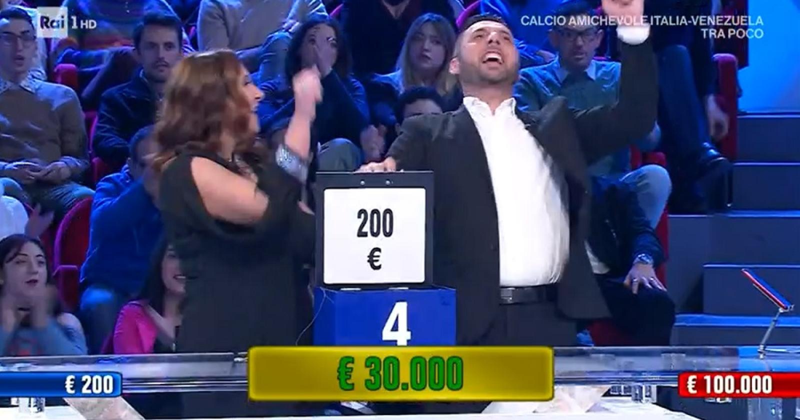 "Affari Tuoi": Andrea da Rovigo sfida il parere della moglie e vince 30mila euro