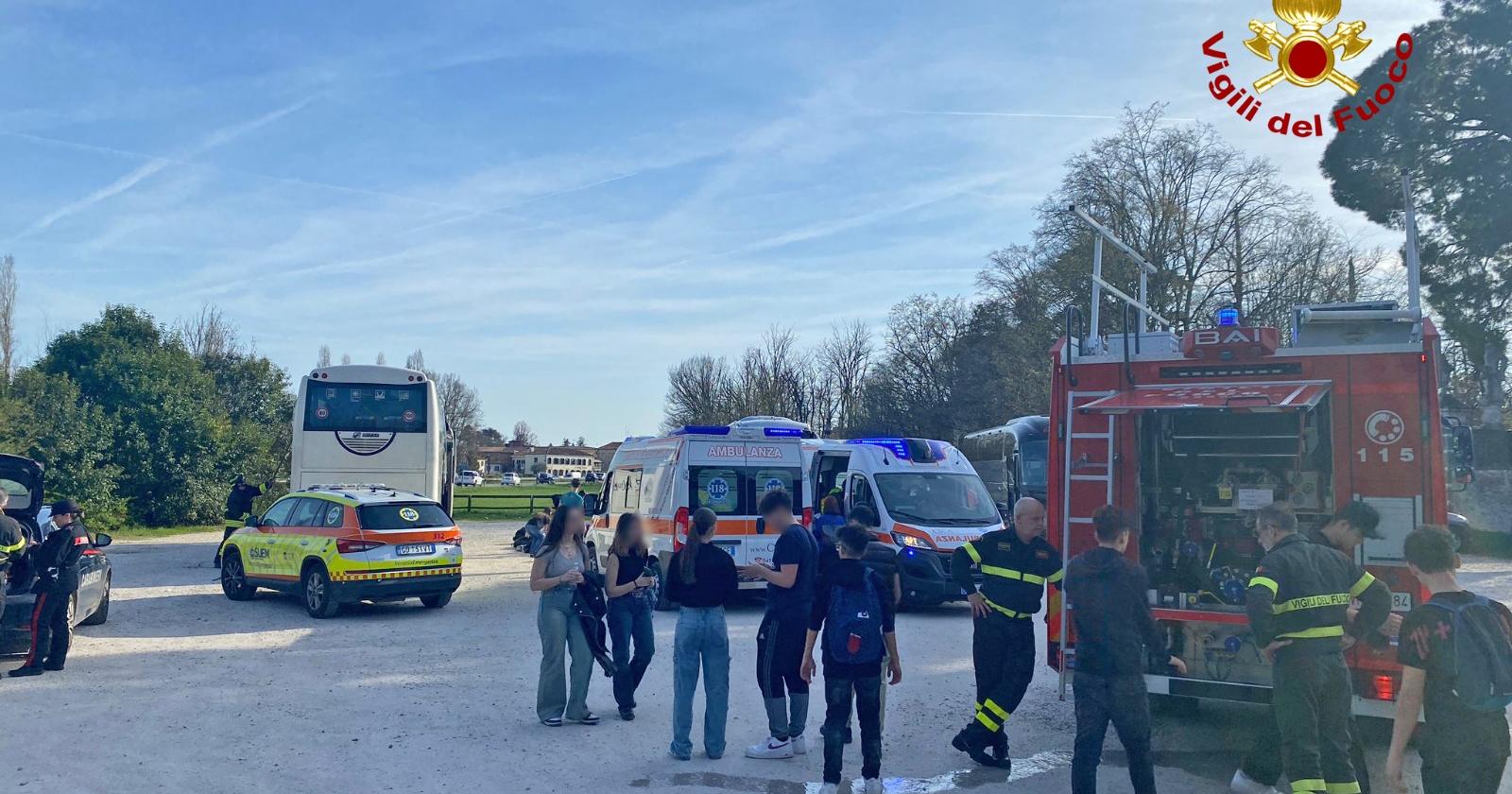 Bus contro l'albero, 14 studenti feriti