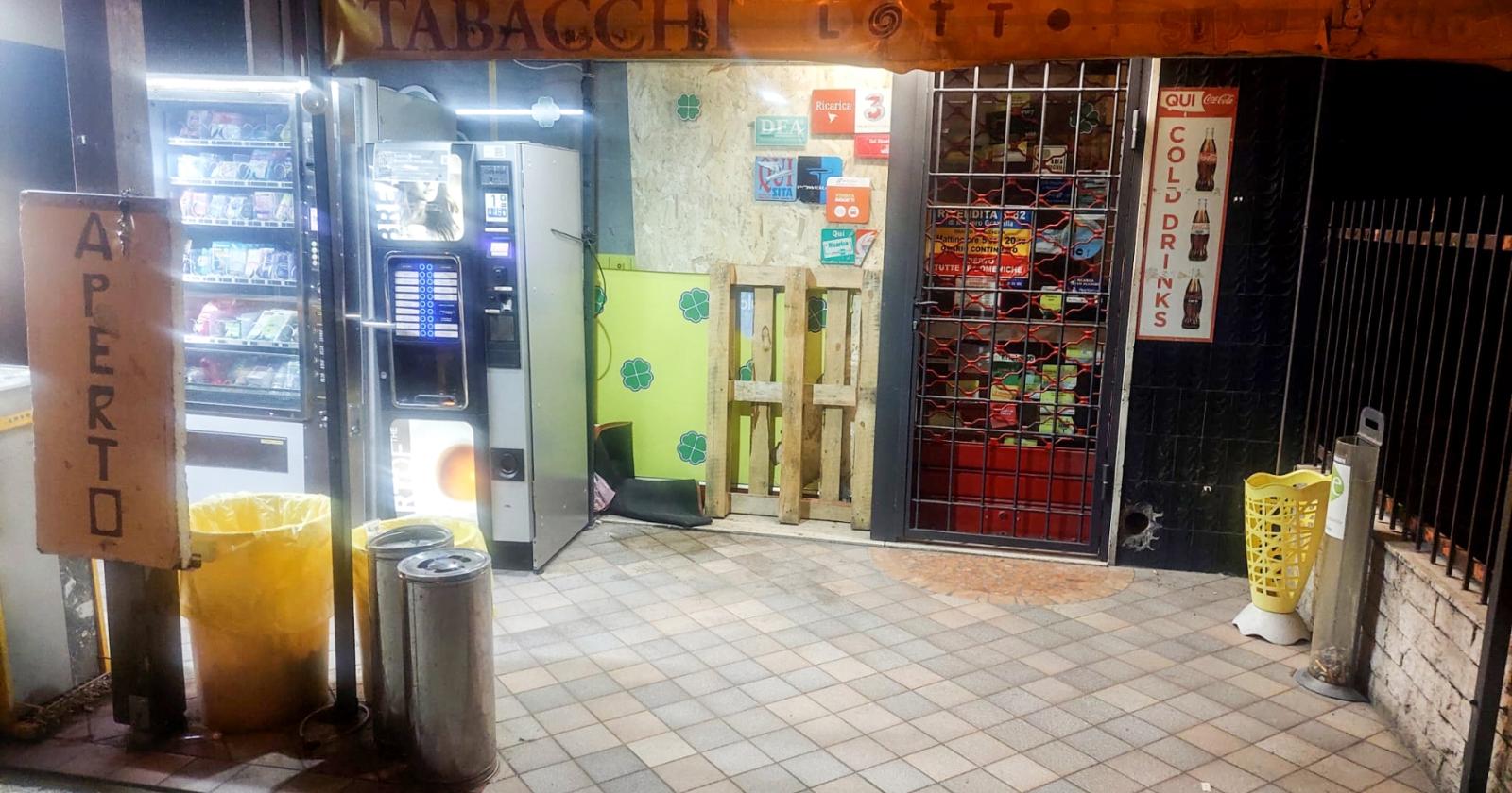 Assalto dei ladri alla tabaccheria, uno resta ferito