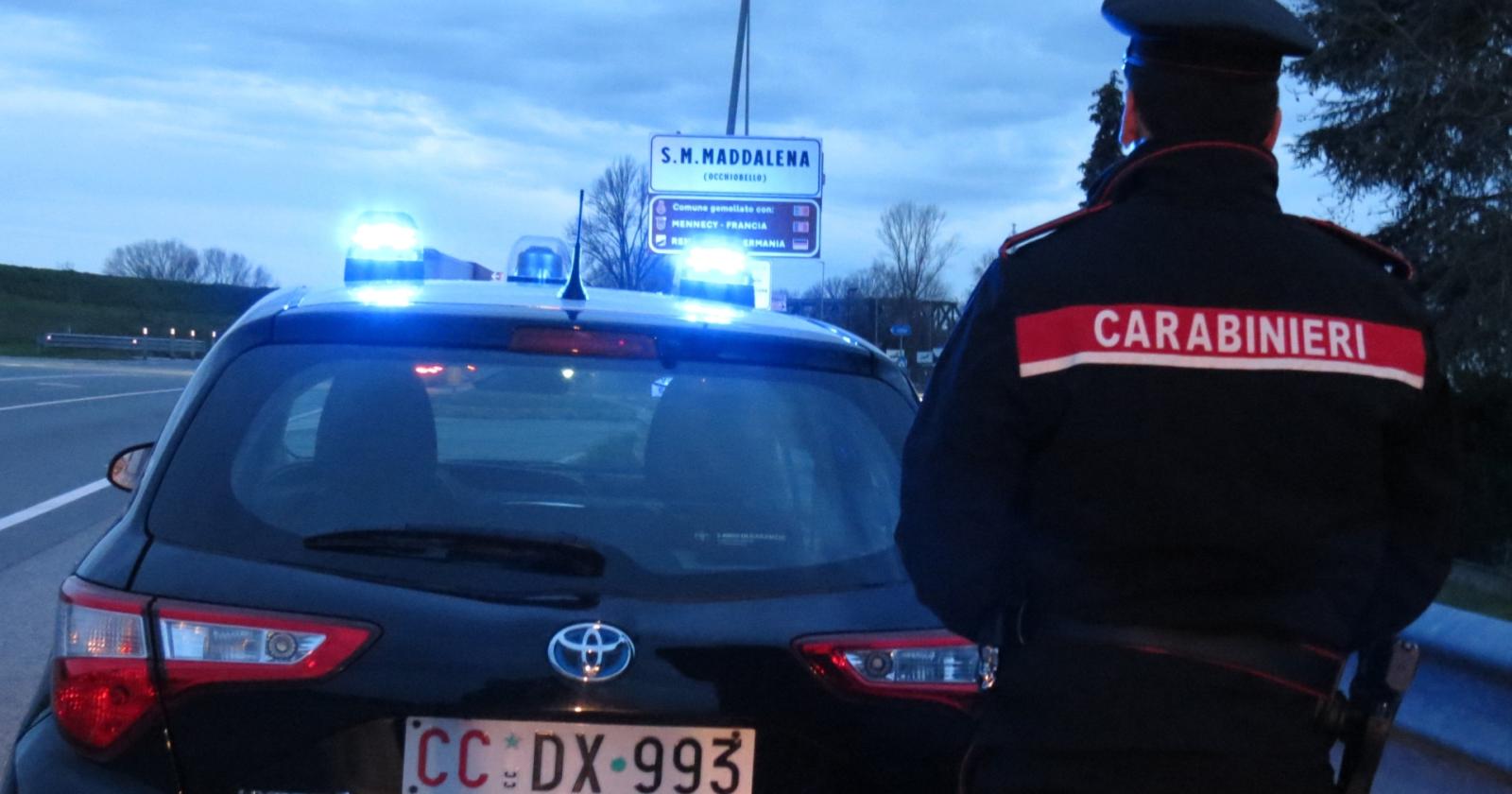 Una furia: picchia e ferisce il marito, poi attacca Suem e Carabinieri
