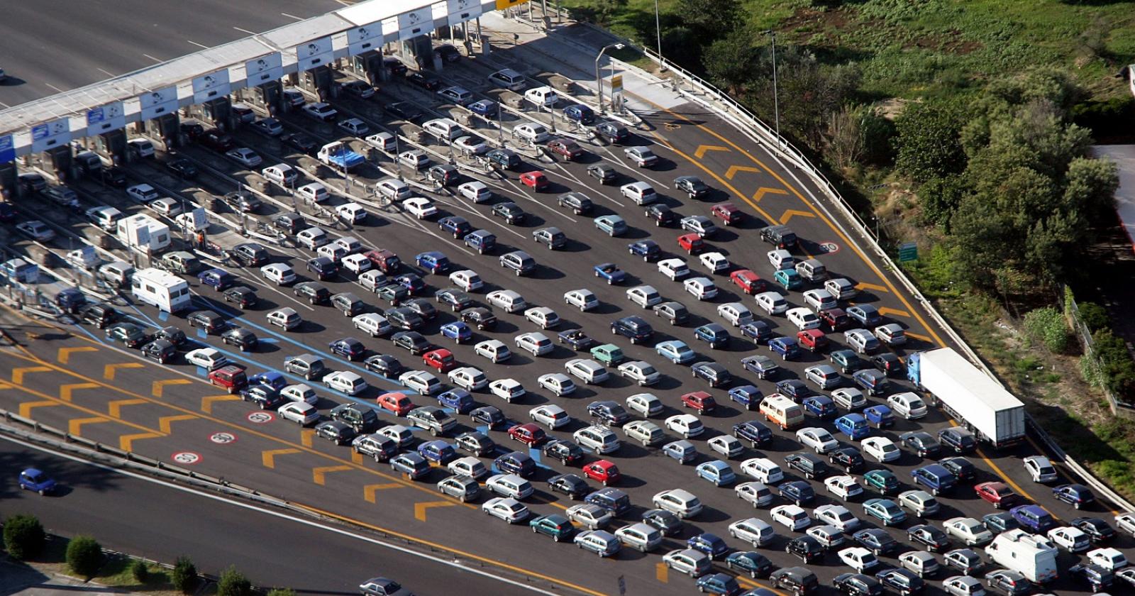 Weekend di Fuoco sulle Strade Italiane: Traffico Intenso e Avvistamenti di Delfini al Largo di Lignano