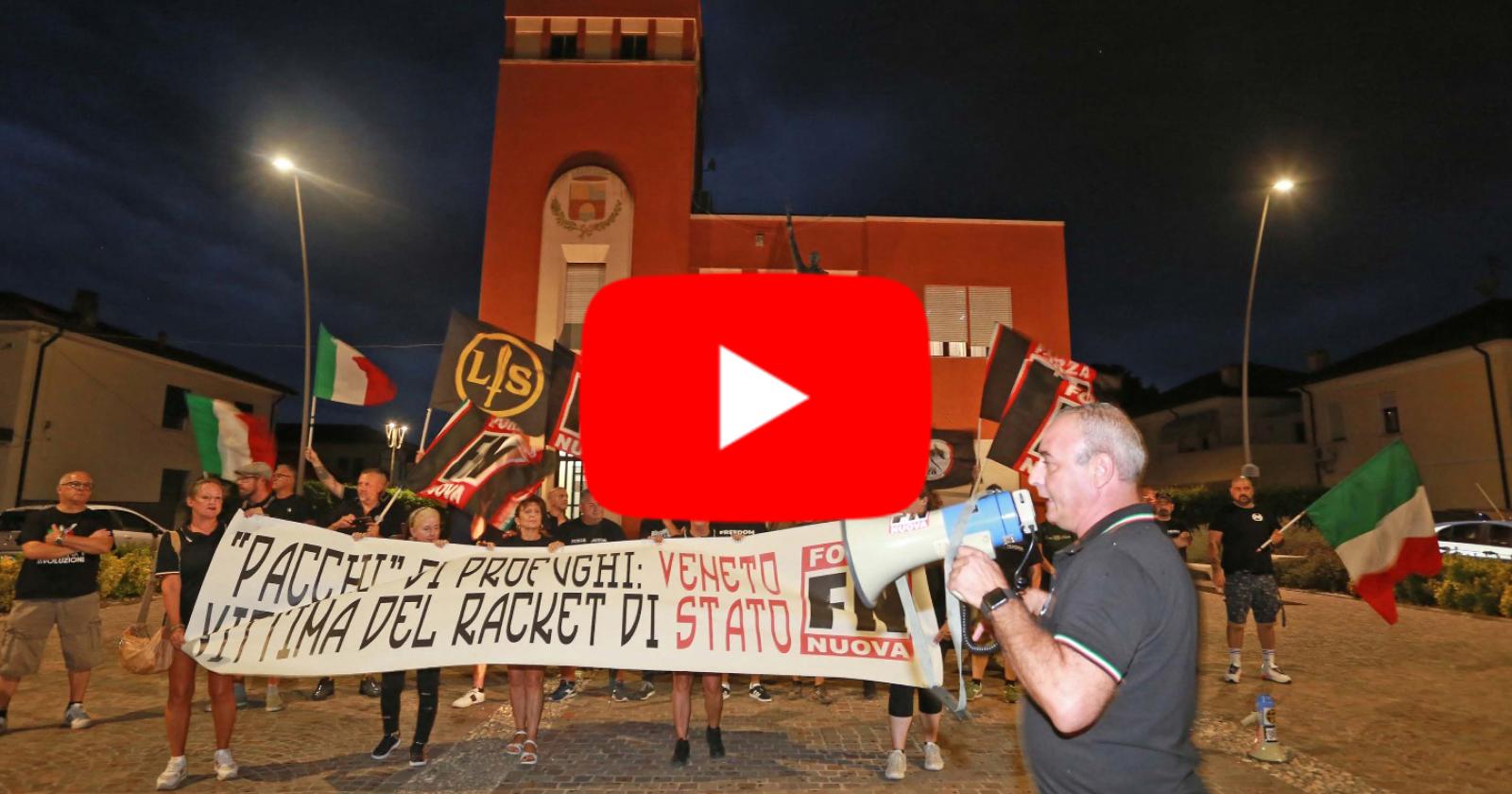 In piazza contro gli otto profughi