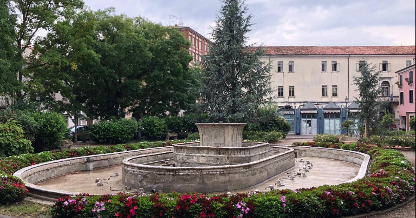 Calici di vino e musica all’ombra della fontana