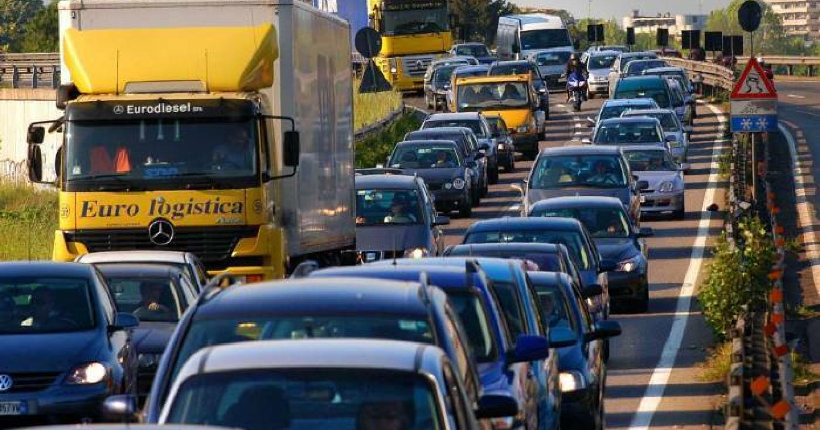 Ponte di Ferragosto: Traffico Intenso e Giornate da Bollino Nero e Rosso
