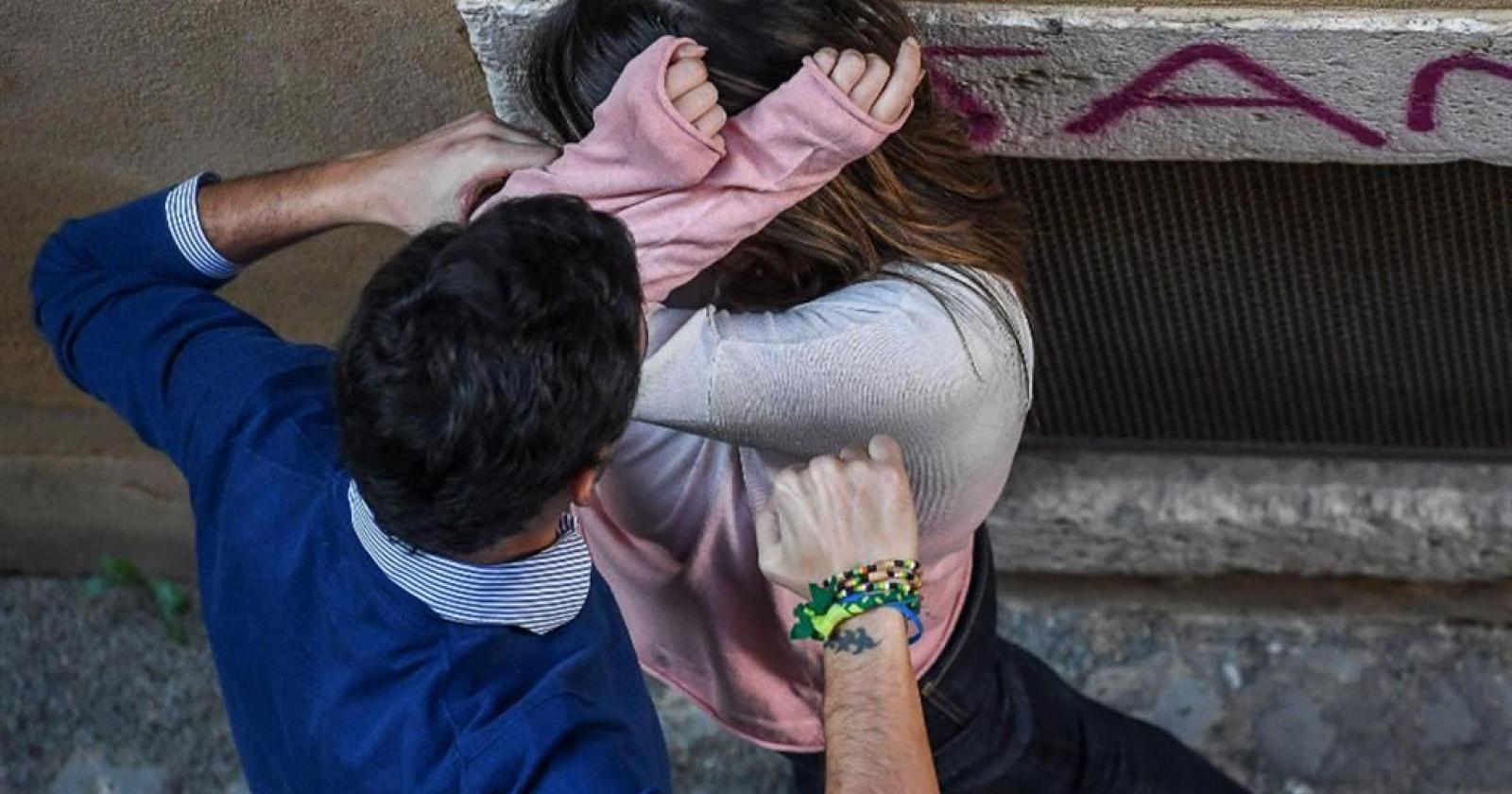 Donna straniera molestata al parco
