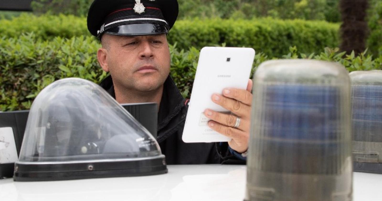 Ammazza la compagna e lo fa passare per un suicidio: lei registra tutto col cellulare