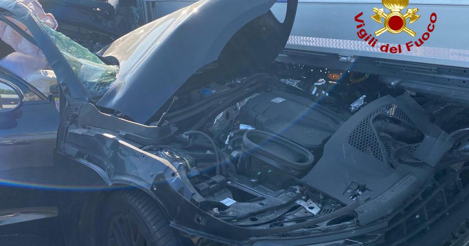 Tragedia sulla A4: Porsche si schianta sotto un tir, conducente muore incastrato tra le lamiere
