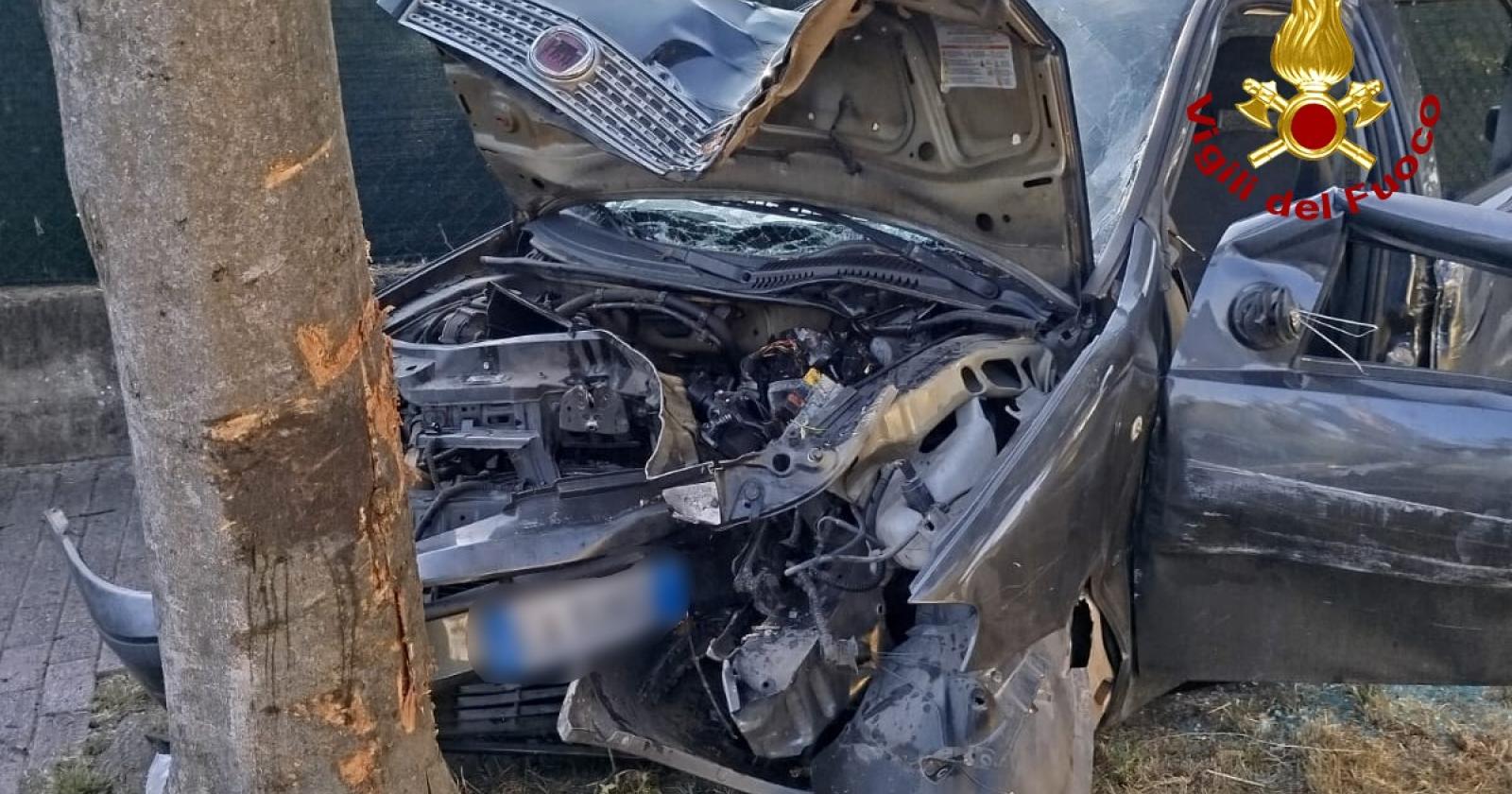 Tragedia a Salzano: Auto contro un albero, gravi una mamma e due bambini