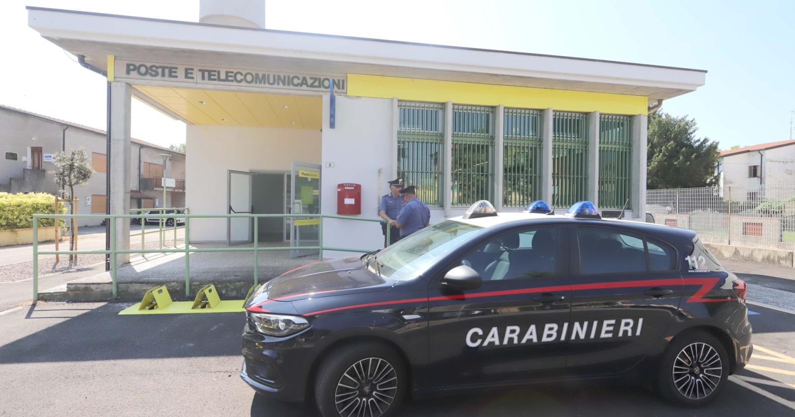 Rapina alle poste: pistola contro una donna incinta